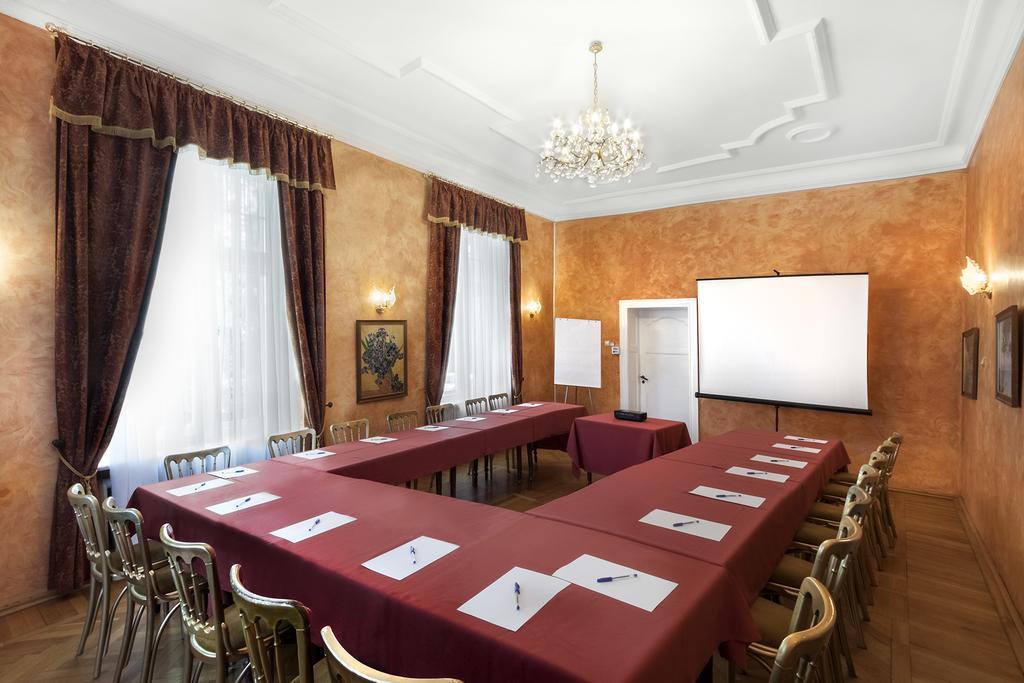 Palac Nieznanice Zabytek Goscinny Ze Spa Buitenkant foto