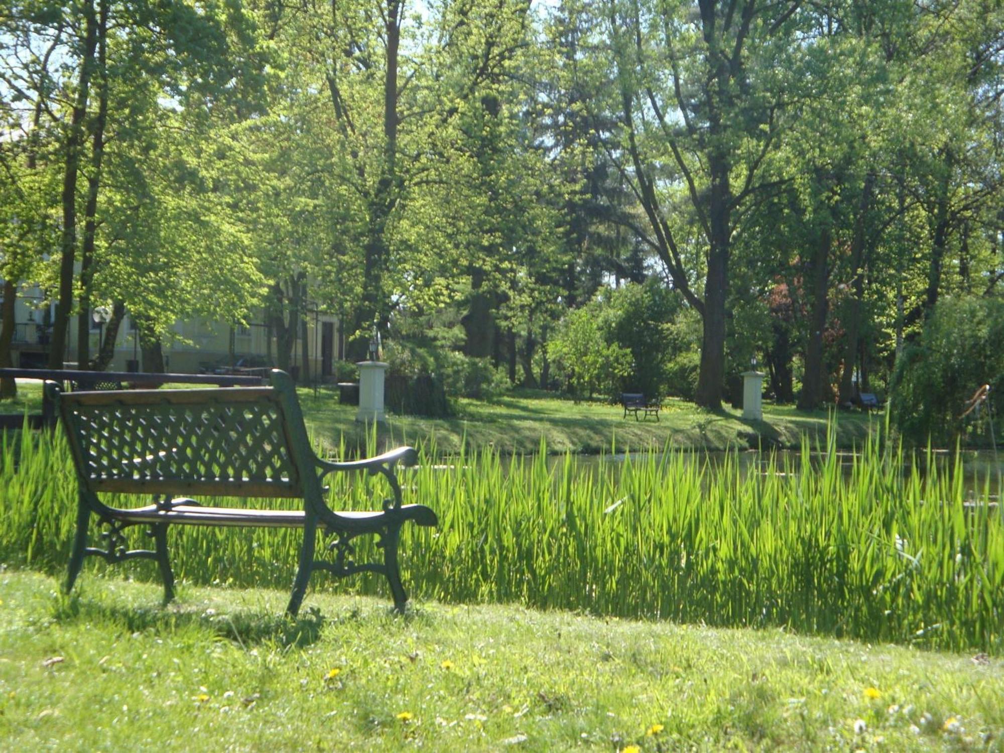 Palac Nieznanice Zabytek Goscinny Ze Spa Buitenkant foto