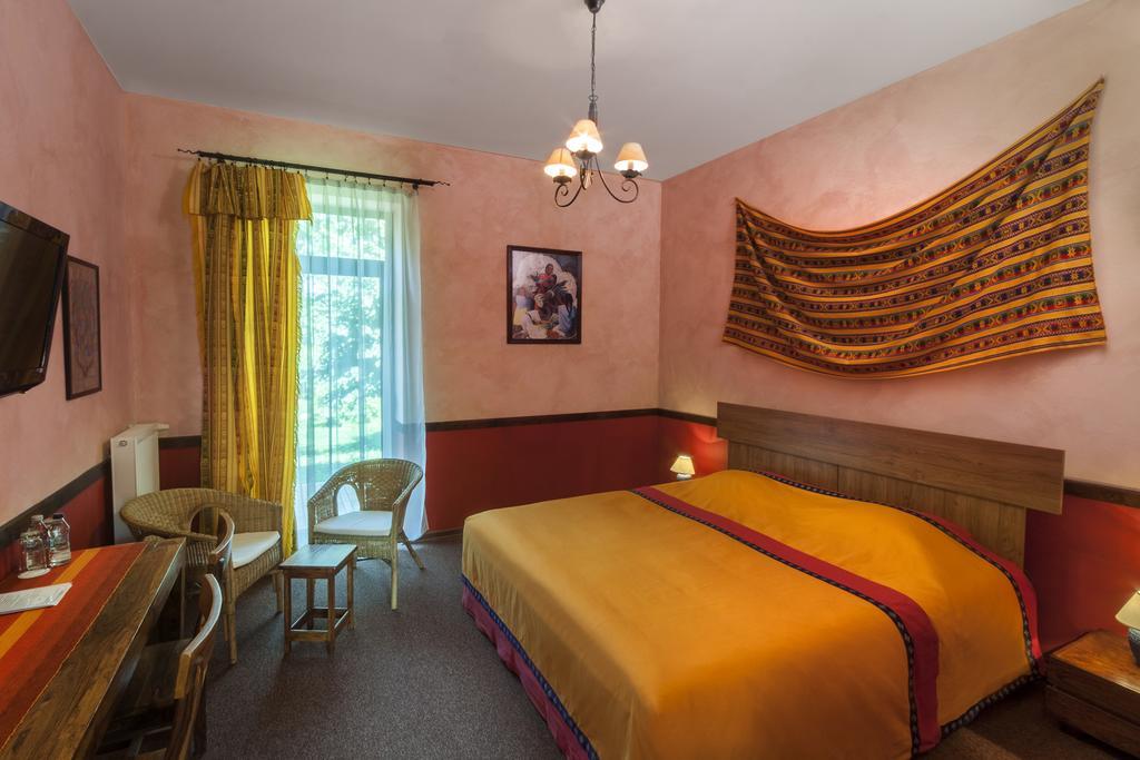Palac Nieznanice Zabytek Goscinny Ze Spa Kamer foto
