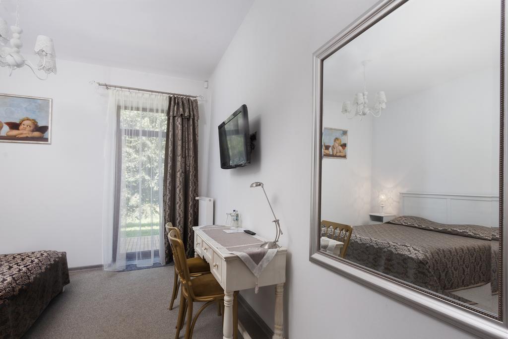 Palac Nieznanice Zabytek Goscinny Ze Spa Kamer foto
