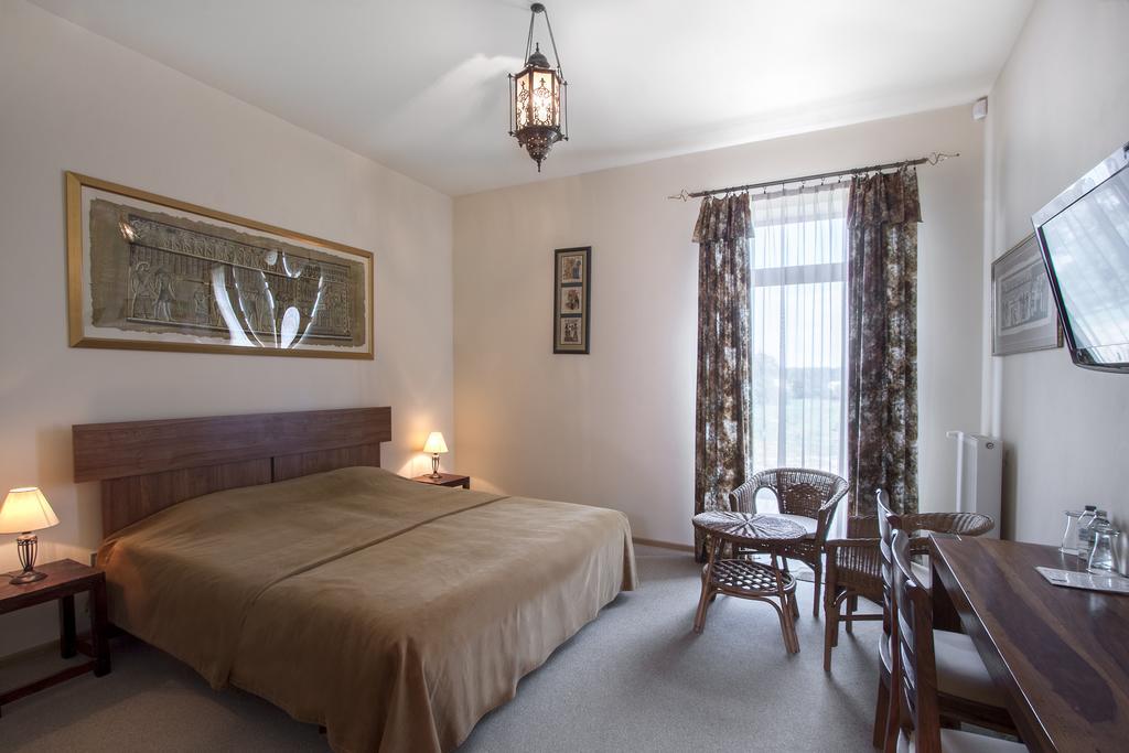 Palac Nieznanice Zabytek Goscinny Ze Spa Kamer foto