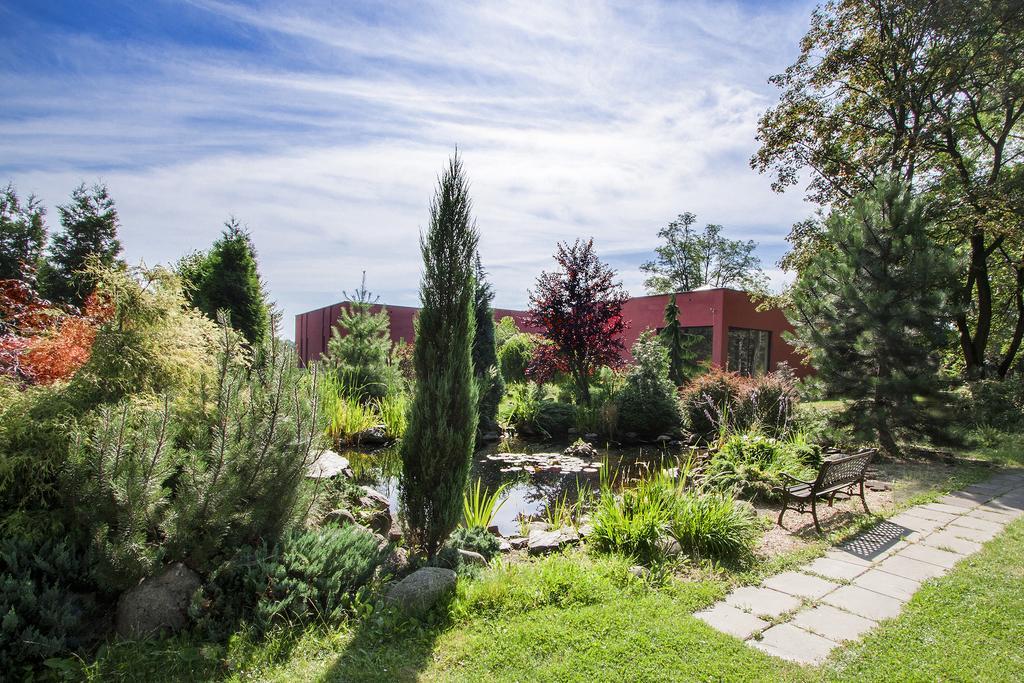 Palac Nieznanice Zabytek Goscinny Ze Spa Buitenkant foto