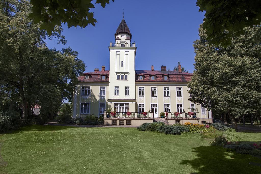 Palac Nieznanice Zabytek Goscinny Ze Spa Buitenkant foto