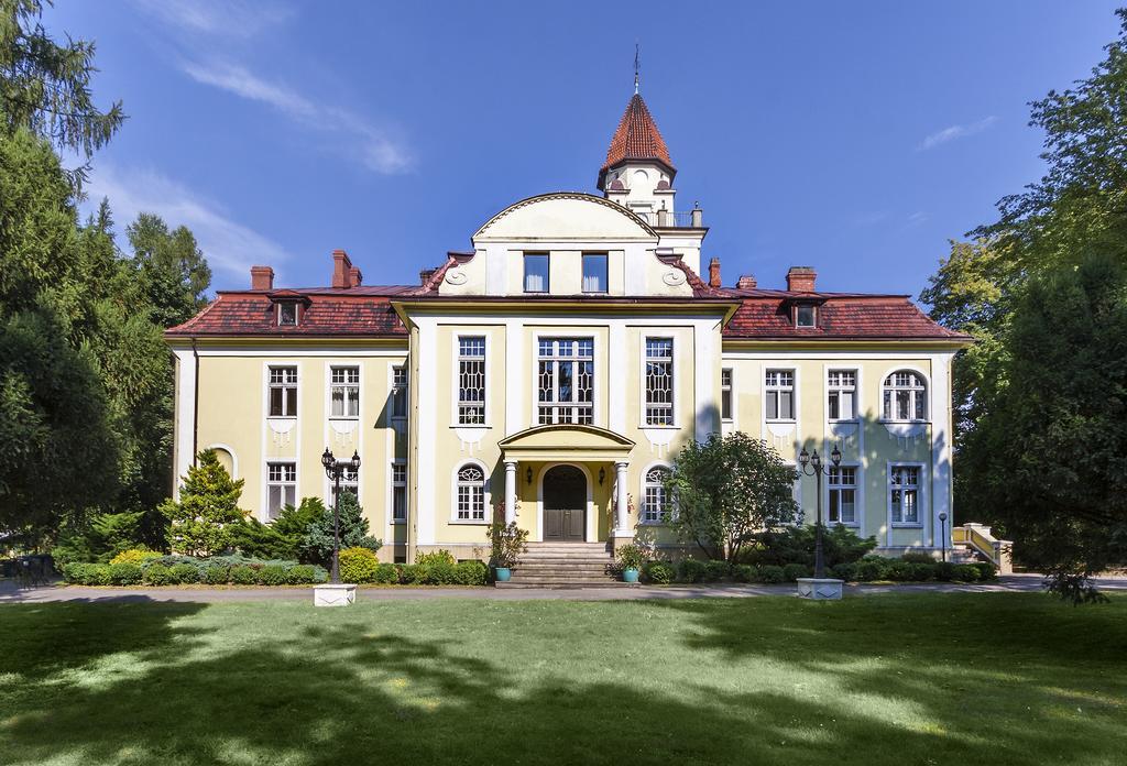 Palac Nieznanice Zabytek Goscinny Ze Spa Buitenkant foto