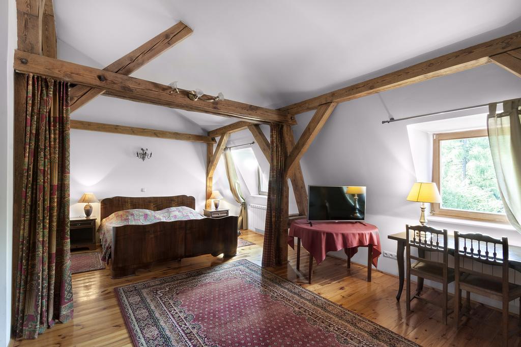 Palac Nieznanice Zabytek Goscinny Ze Spa Kamer foto