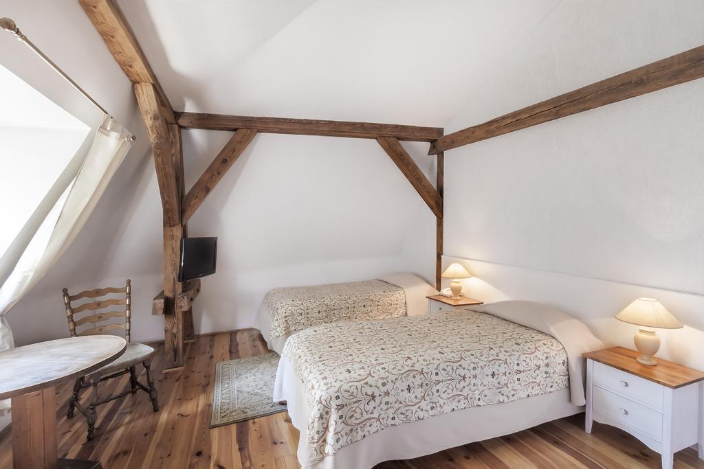 Palac Nieznanice Zabytek Goscinny Ze Spa Kamer foto