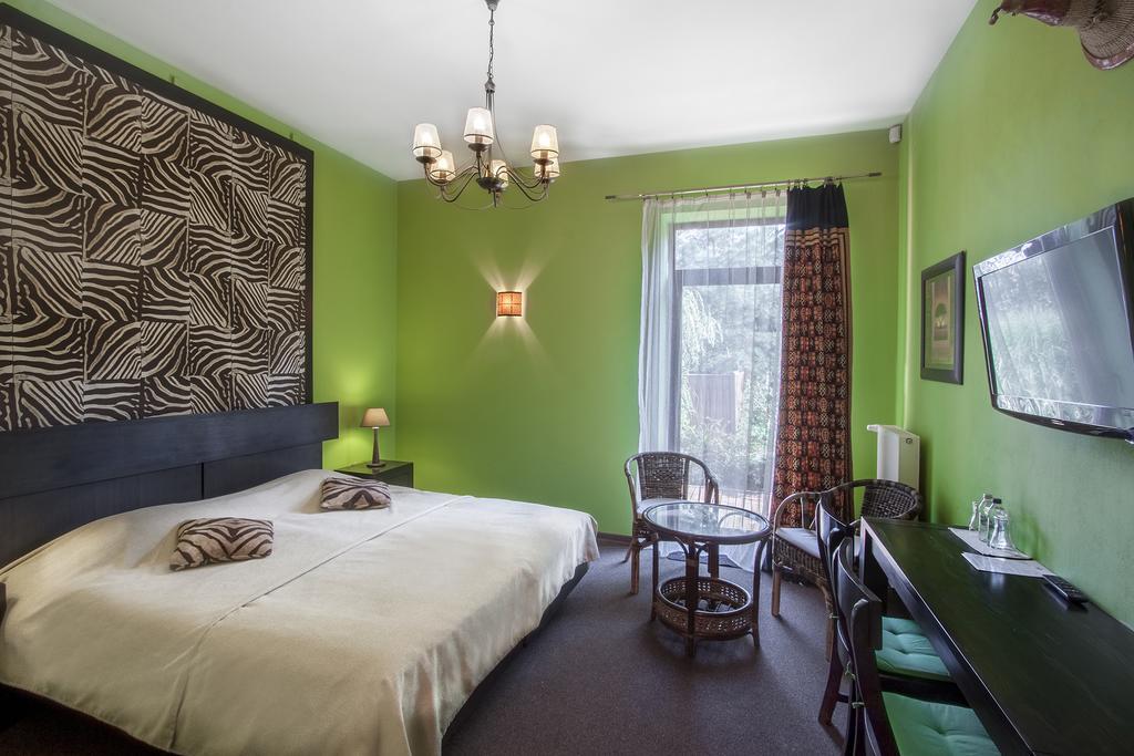 Palac Nieznanice Zabytek Goscinny Ze Spa Kamer foto