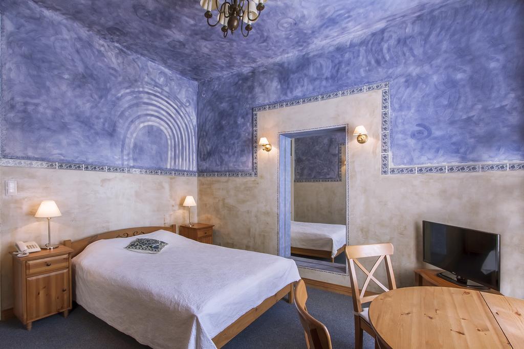 Palac Nieznanice Zabytek Goscinny Ze Spa Kamer foto